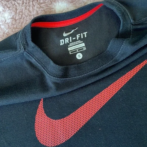 Small Nike shirt - Picture 2 of 3